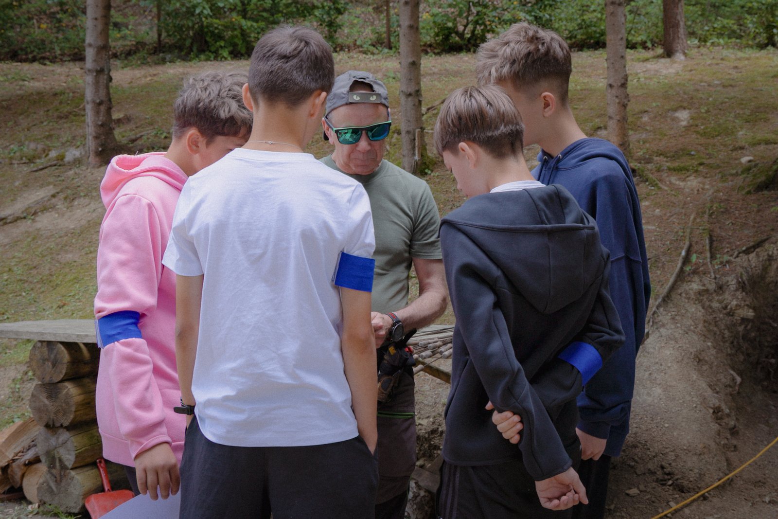 Instruktor z grupą przed startem gry