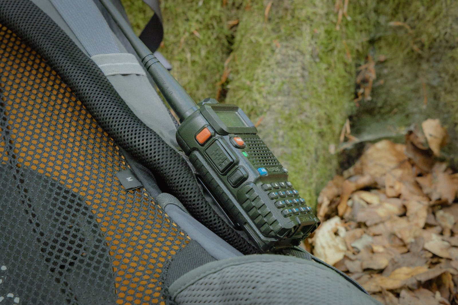 Radiotelefon przy plecaku - łączność na trasie